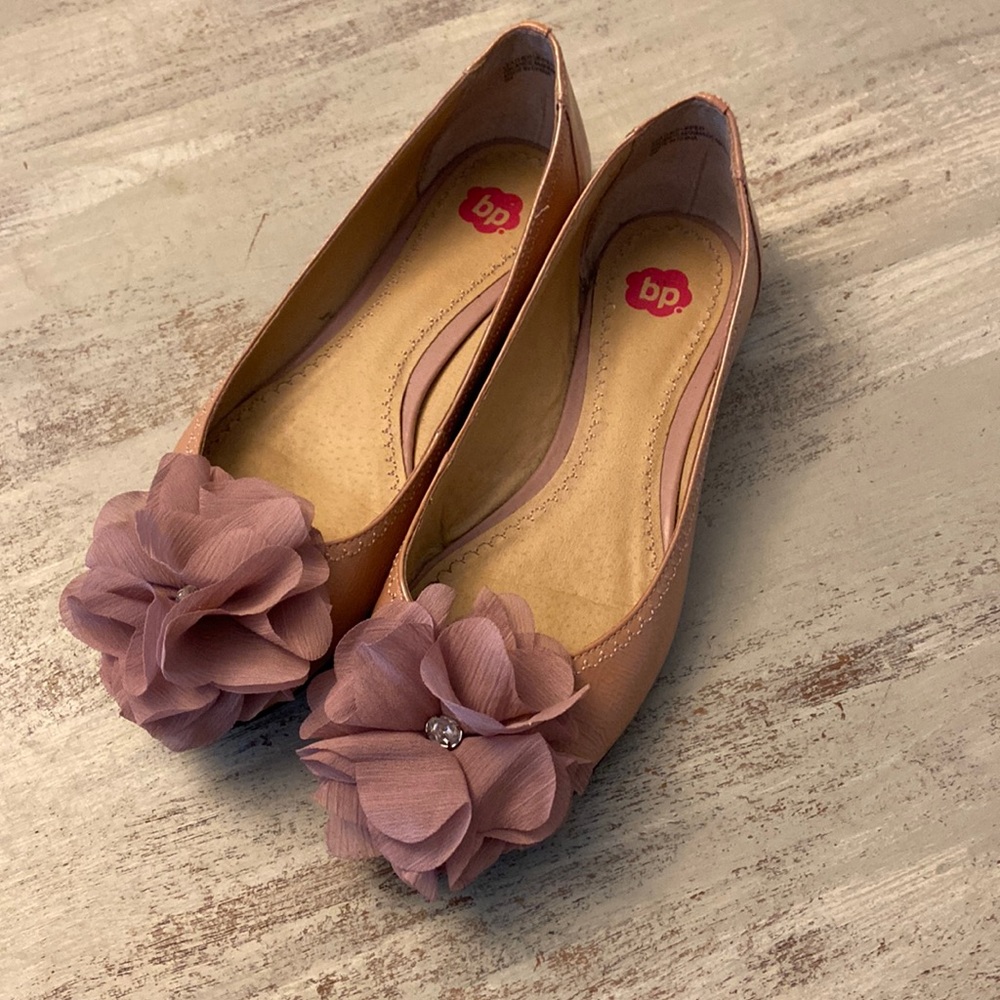 NWOT blush color leather patent with tissue flowers detail